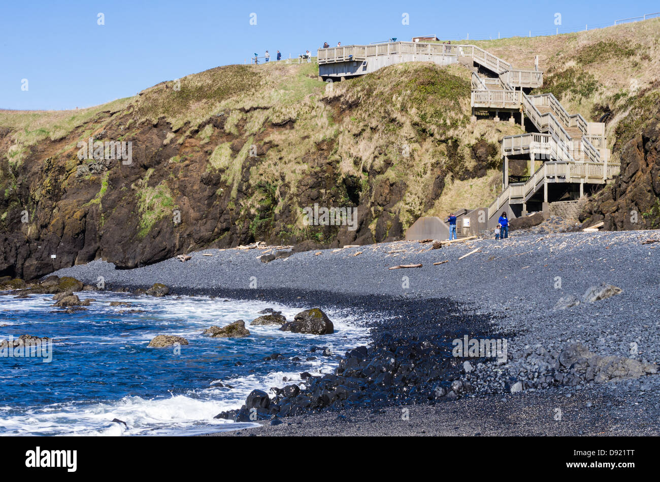 Newport Oregon United States. Yaquina Head zone naturelle remarquable escalier et passage piéton de phare de la plage Banque D'Images