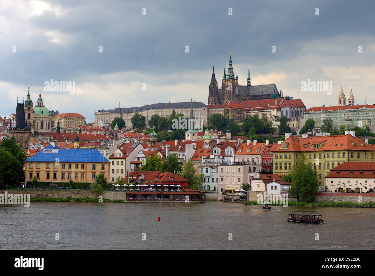 Vue sur Prague Hradcany et Vltava de la vieille ville ciel orageux Banque D'Images