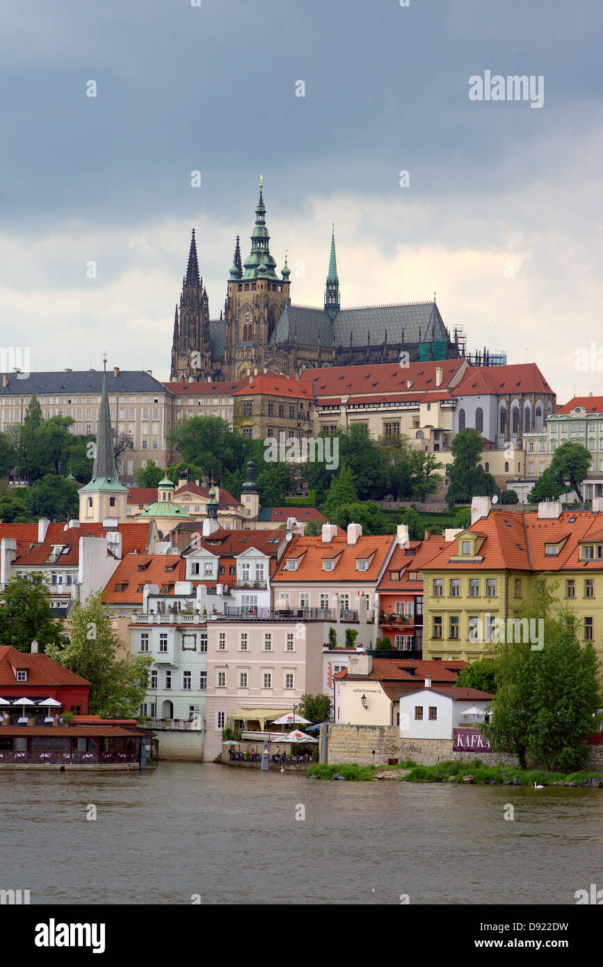 Vue sur Prague Hradcany et Vltava de la vieille ville ciel orageux Banque D'Images