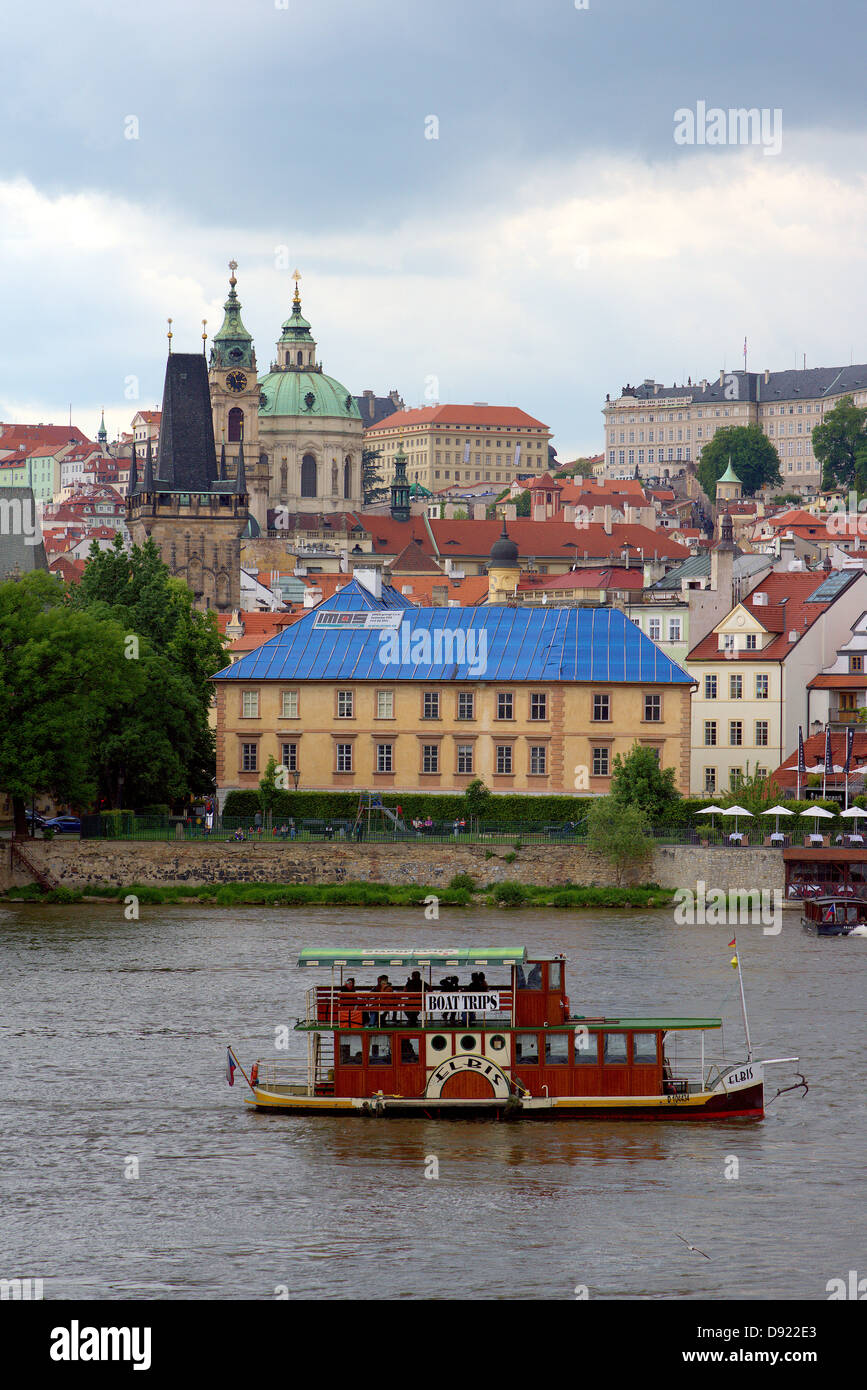 Vue sur Prague Hradcany et Vltava de la vieille ville ciel orageux Banque D'Images
