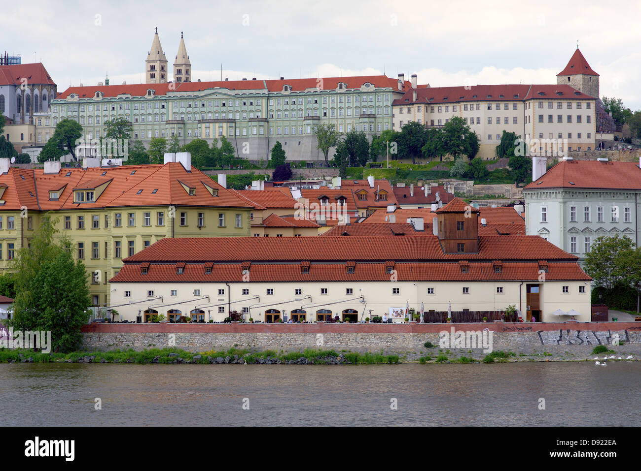 Vue sur Prague Hradcany et Vltava de la vieille ville ciel orageux Banque D'Images