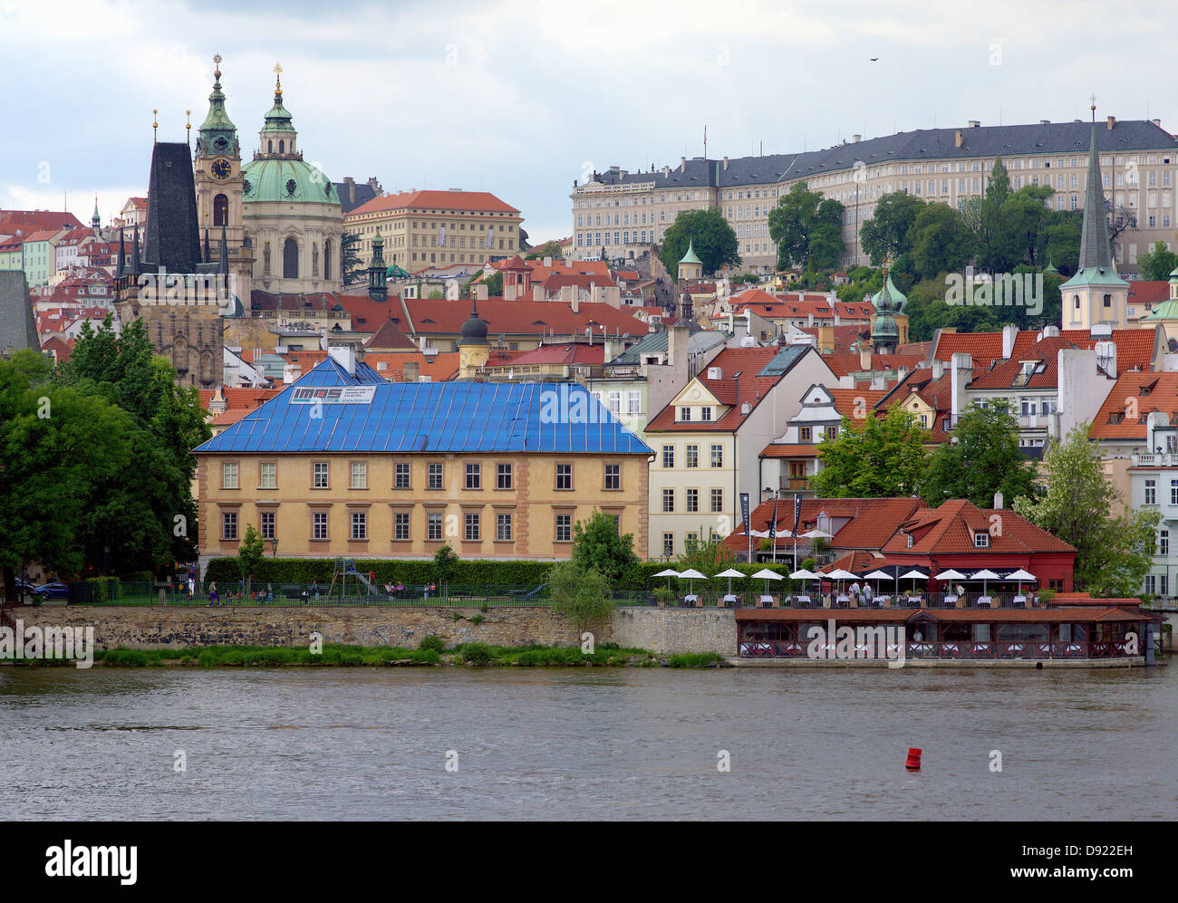 Vue sur Prague Hradcany et Vltava de la vieille ville ciel orageux Banque D'Images