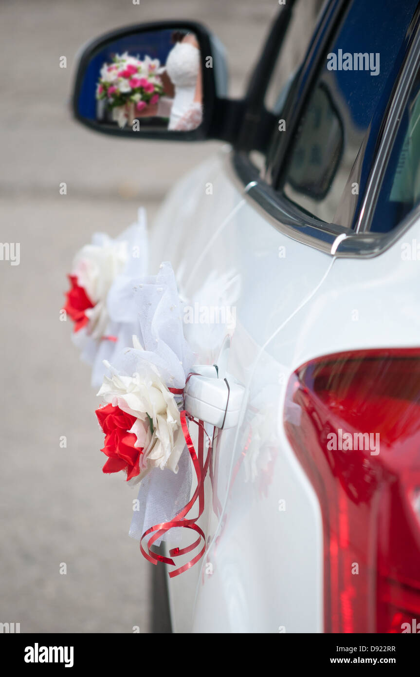 Voiture de mariage avec des rubans et des fleurs Banque de photographies et  d'images à haute résolution - Alamy