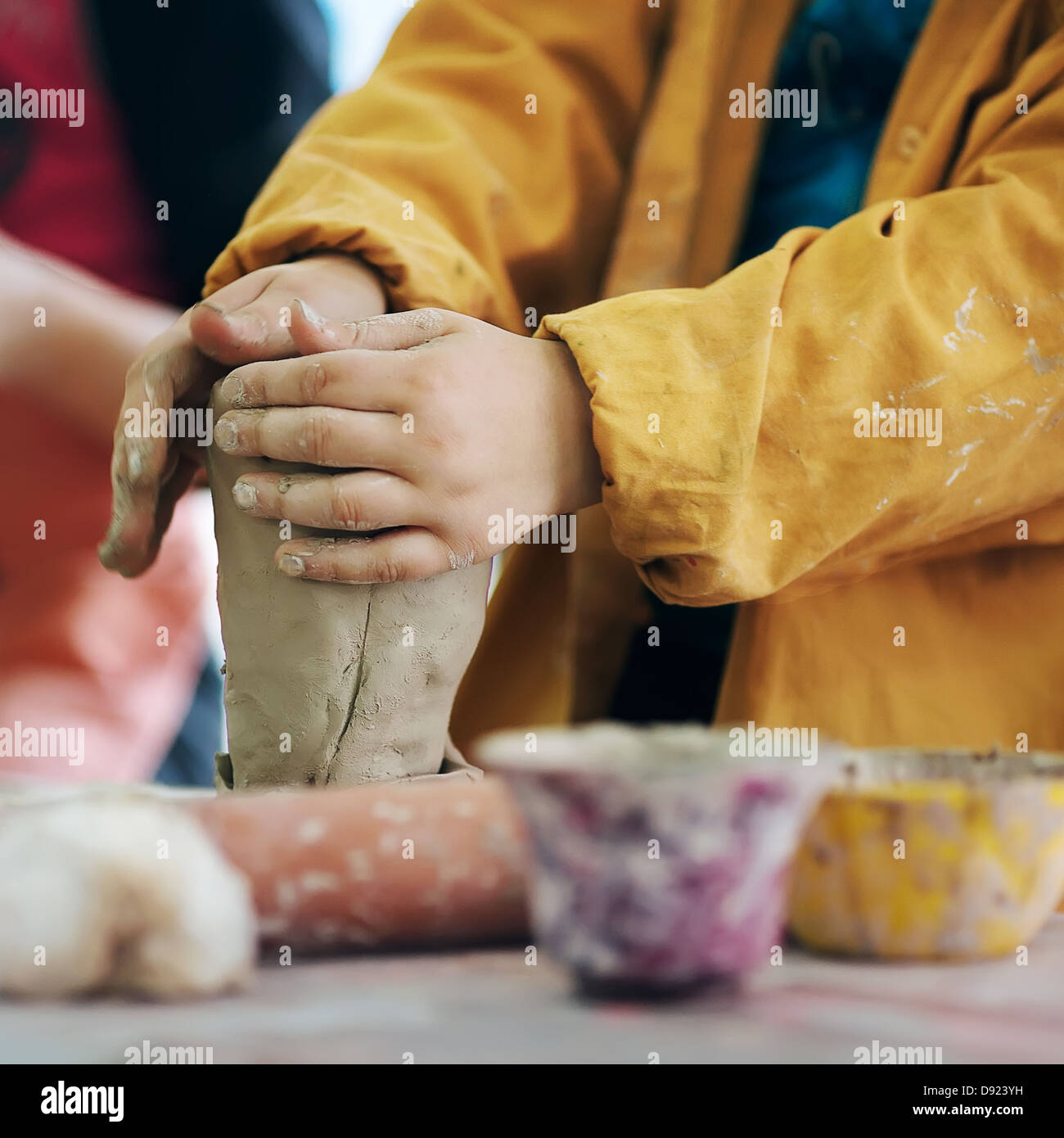 Teen garçon potter cuvette d'argile travaillant en atelier de poterie arts traditionnels Banque D'Images