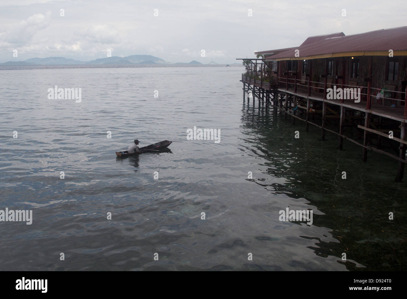 Un canoë dans l'eau Banque D'Images