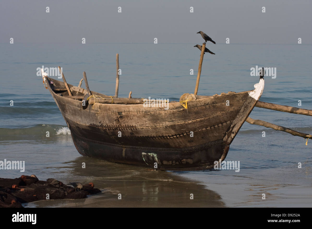 L'Asie, l'Inde, Goa, Benaulim, bateau de pêche sur la plage Banque D'Images