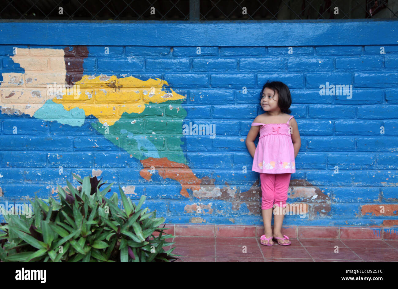 Un peu jeune fille se tient par un Salvadorien a peint la carte de l'Amérique centrale à son école le 29 mai, 2013 à Sonsonate, El Salvador, le 29 mai 2013. Banque D'Images