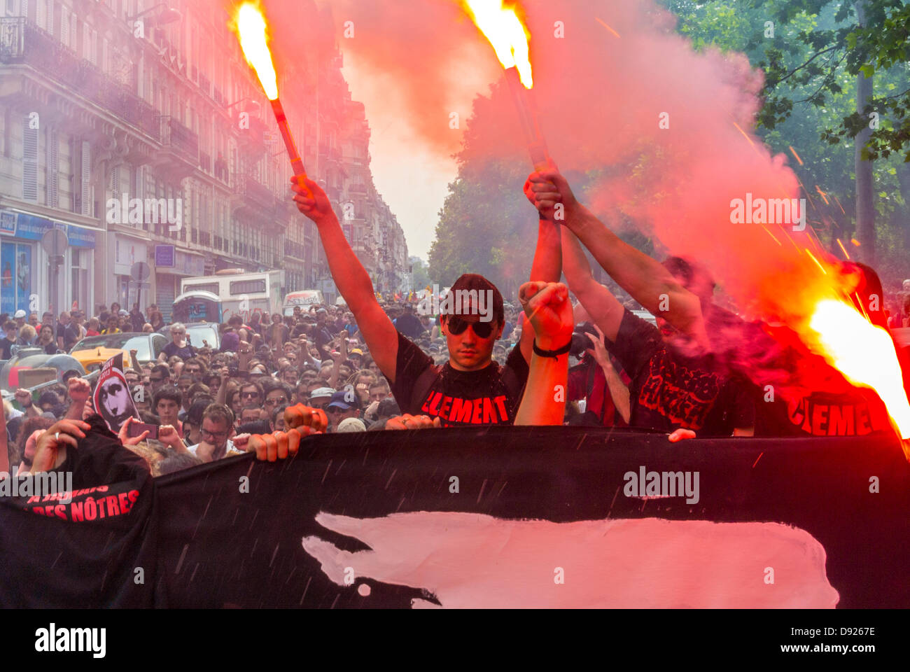 Paris France. L'extrême gauche anti-Fa, les militants Light Flares à la manifestation à la mémoire du militant gauchiste assassiné Clément Méric. Les jeunes protestent, la triste foule Banque D'Images