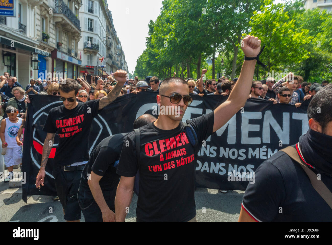 Paris, France. Extrême gauche, Anti-Fa Activists Raising Fists en démonstration à la mémoire des militants de gauche assassiné, Clément Méric. Jeunes manifestants Banque D'Images