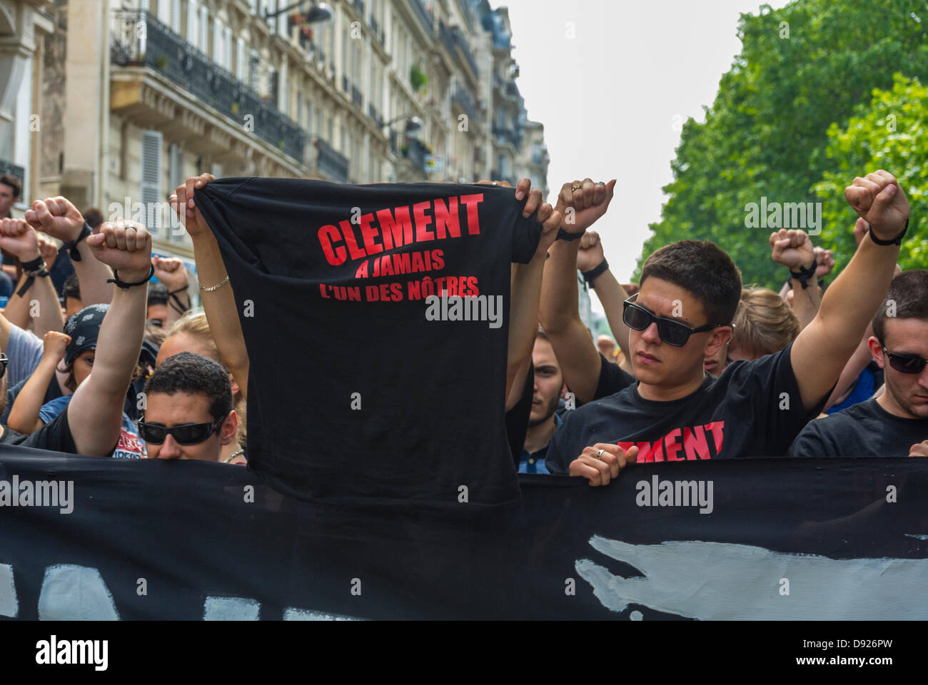 Paris France. Extrême gauche anti-Fa, militants avec slogan tee-shirt, manifestation à la mémoire du militant gauchiste assassiné Clément Méric. De jeunes manifestants anti-fascistes Banque D'Images