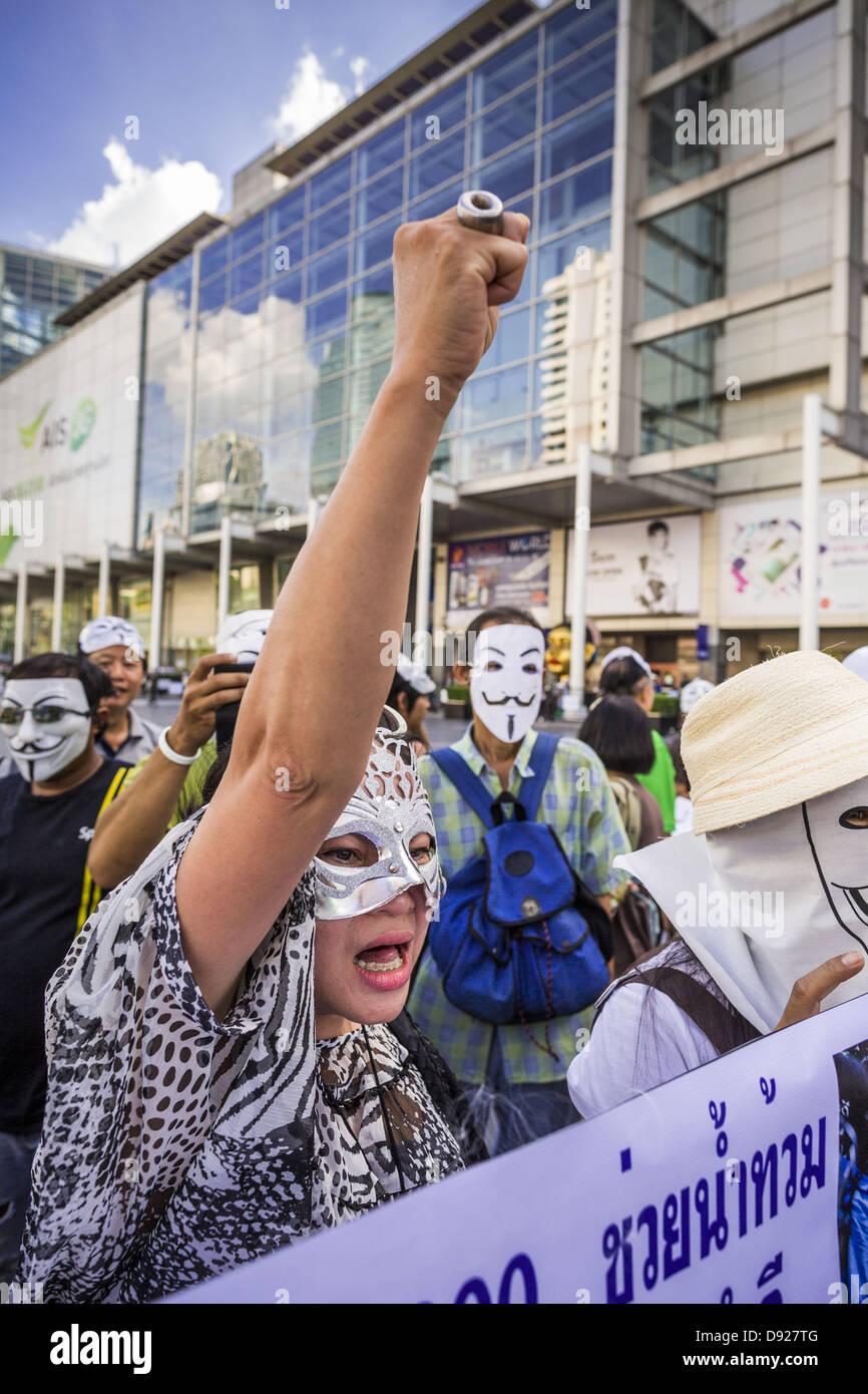 Bangkok, Thaïlande - 9 juin 2013 - L'anti-gouvernement manifestant sur la place en face de Central World de Bangkok. Le masque blanc protestataires porter le masque de Guy Fawkes popularisé par le film ''V pour Vendetta'' et la protestation des groupes Anonymous et occuper. Plusieurs centaines de membres de la masque blanc circulation recueillies sur la place en face de Central World, un grand complexe commercial à l'intersection Ratchaprasong à Bangkok, pour protester contre le gouvernement du Premier Ministre thaïlandais Yingluck Shinawatra. Ils disent que son gouvernement est corrompu et est un ''puppet'' de l'ancien (et exilé) ancien PM Thaksi Banque D'Images