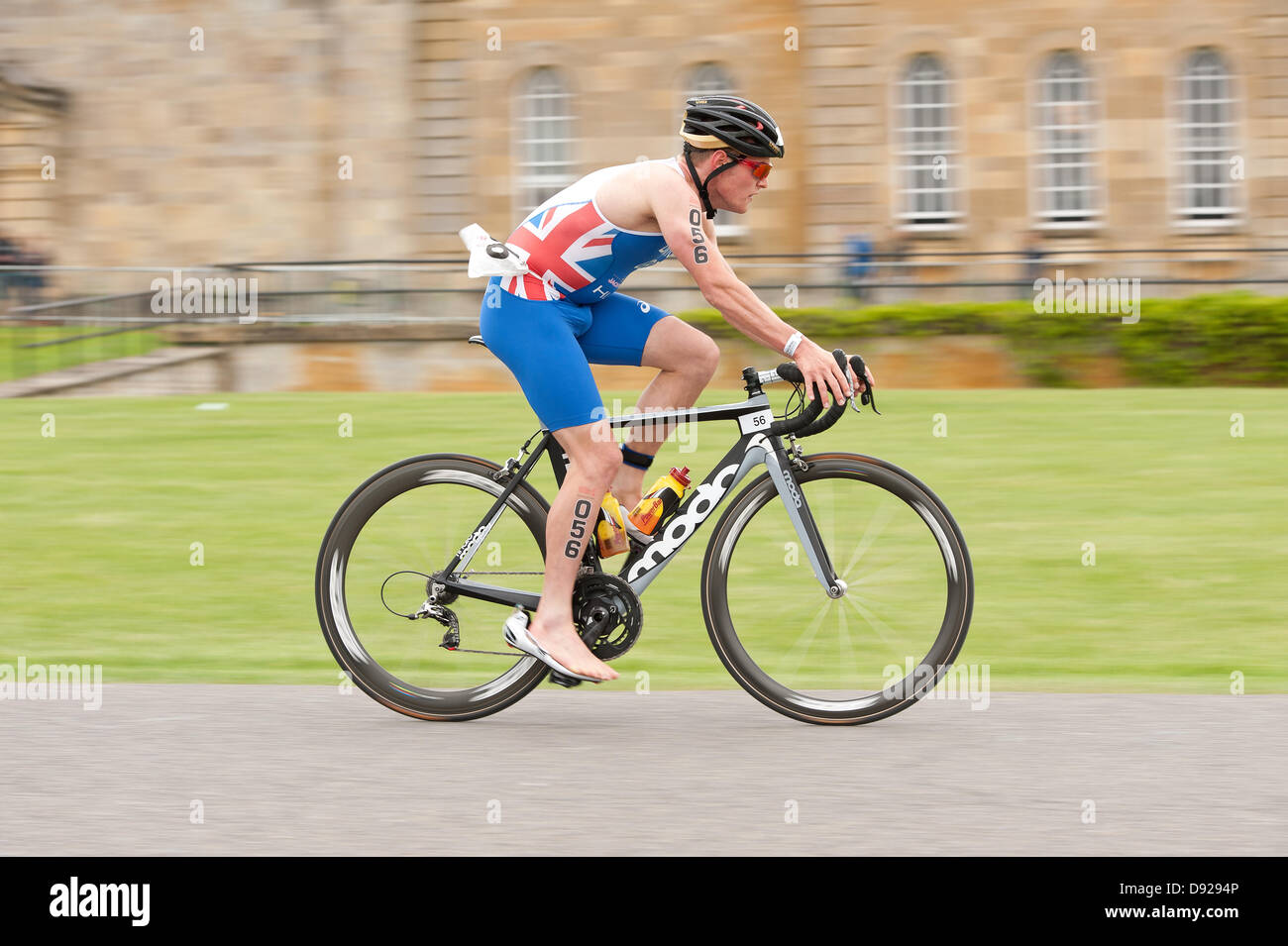 L'Oxfordshire, UK. 9 juin 2013. Thomas Bishop (catégorie homme 20 - 24) d'avance remporte la catégorie triathlon élite à Blenheim Palace. Ce triathlon est de l'aide de la leucémie et du lymphome et de la recherche est le 2ème triathlon de l'UK, a 750m de natation 19.8km 5.4km vélo courir Crédit : Yon Marsh/Alamy Live News Banque D'Images