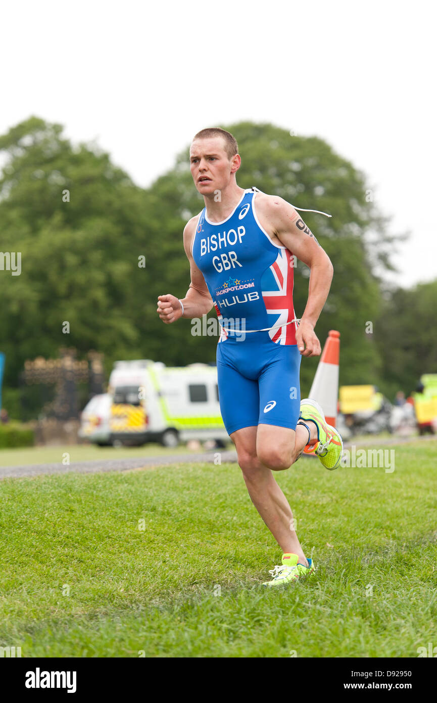 L'Oxfordshire, UK. 9 juin 2013. Thomas Bishop (catégorie homme 20 - 24) d'avance remporte la catégorie triathlon élite à Blenheim Palace. Ce triathlon est de l'aide de la leucémie et du lymphome et de la recherche est le 2ème triathlon de l'UK, a 750m de natation 19.8km 5.4km vélo courir Crédit : Yon Marsh/Alamy Live News Banque D'Images
