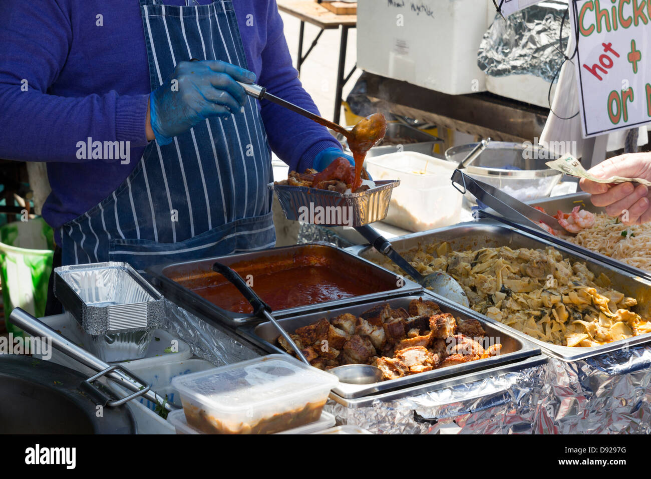 Thai Food Festival Market in UK - l'homme au service de repas à emporter au curry Banque D'Images