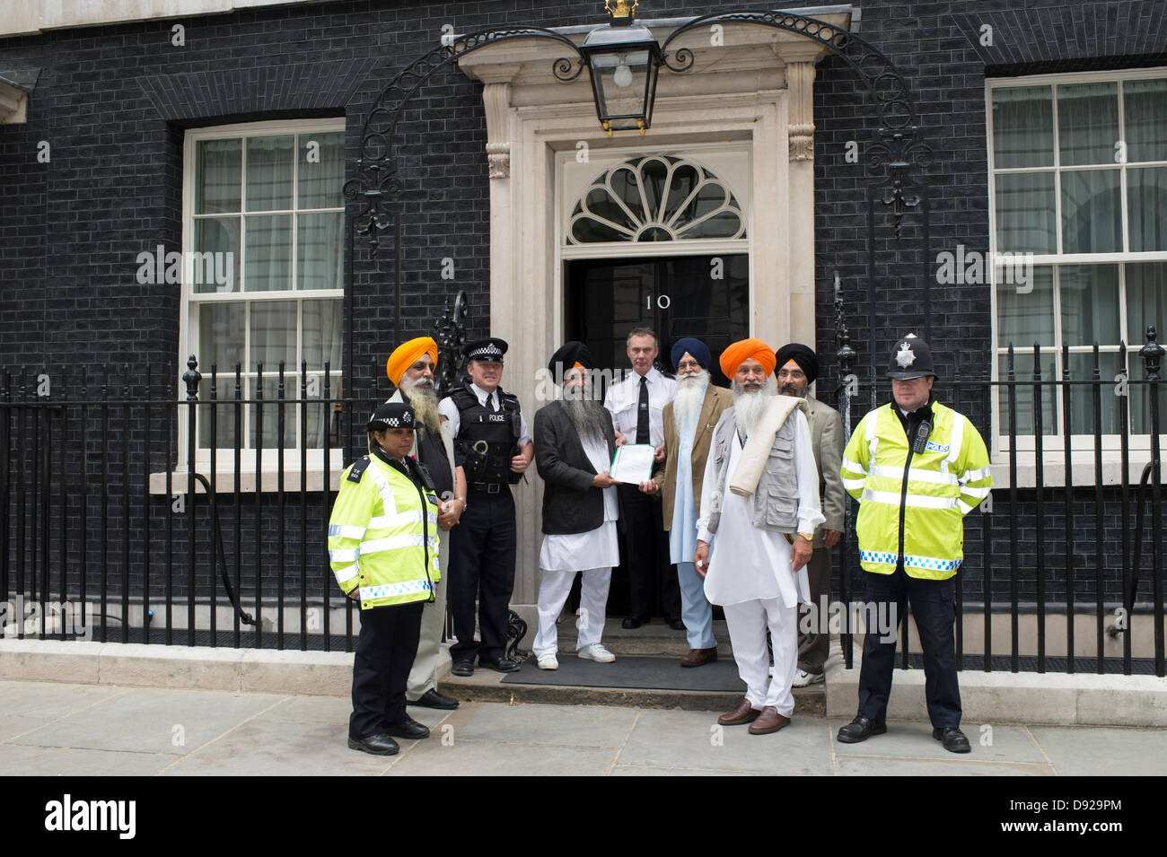 Londres, Royaume-Uni. 9 juin 2013. Plusieurs milliers de Sikhs britanniques sont venus à mars contre la persécution par le gouvernement de l'Inde vers la population sikh en Inde. Se souvenir de l'Holocauste Sikh en 1984, lorsque le Gouvernement indien a attaqué le Golden Temple complexe dans Amristar tuant de nombreux Sikhs. La marche s'est pacifiquement et une pétition a été remis au 10 Downing Street. Il a pris fin à Milbank avec un rallye. Crédit : La Farandole Stock Photo/Alamy Live News Banque D'Images