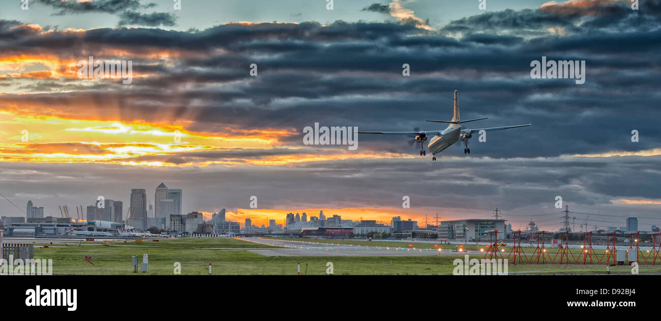 Atterrissage en avion à l'aéroport de Londres au crépuscule Banque D'Images
