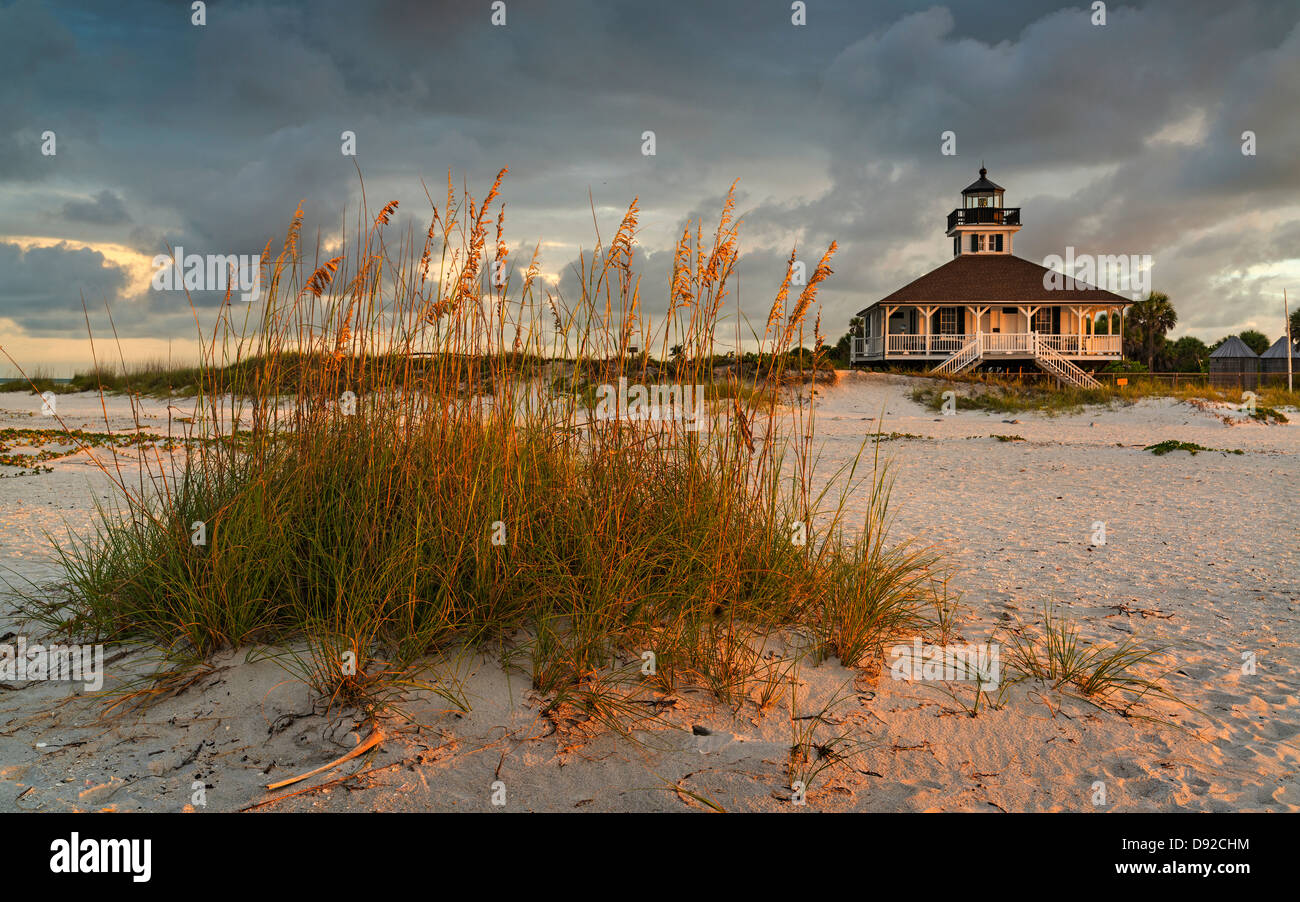 La lumière du matin d'or à coups d'herbes et le phare, Boca Grande Beach, Floride Banque D'Images