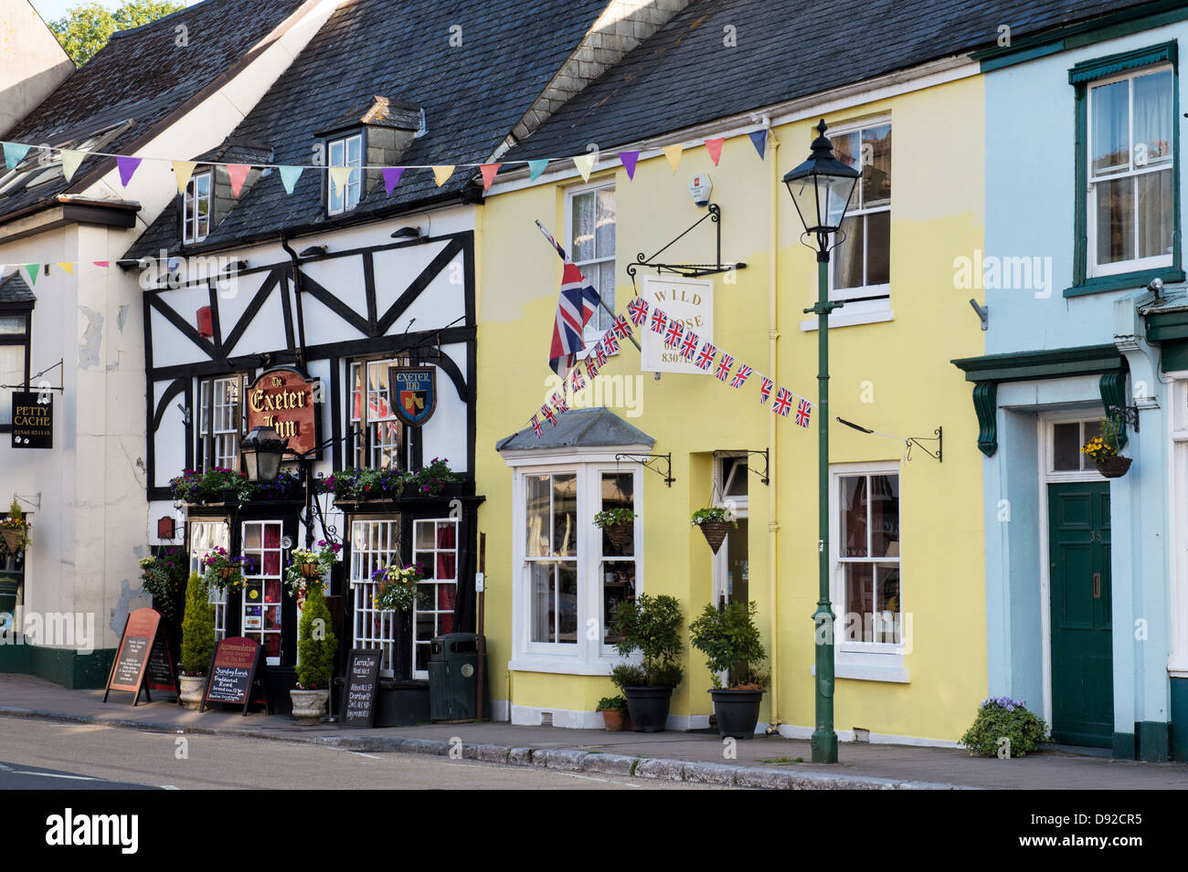 Modbury high street avec drapeaux et banderoles. Devon, Angleterre Banque D'Images