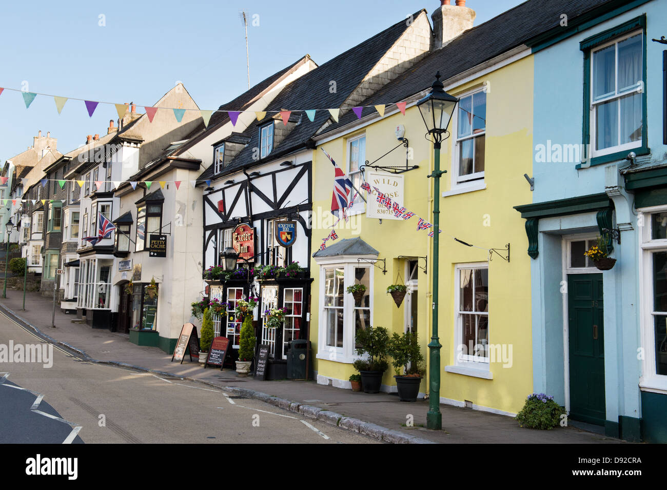 Modbury high street avec drapeaux et banderoles. Devon, Angleterre Banque D'Images
