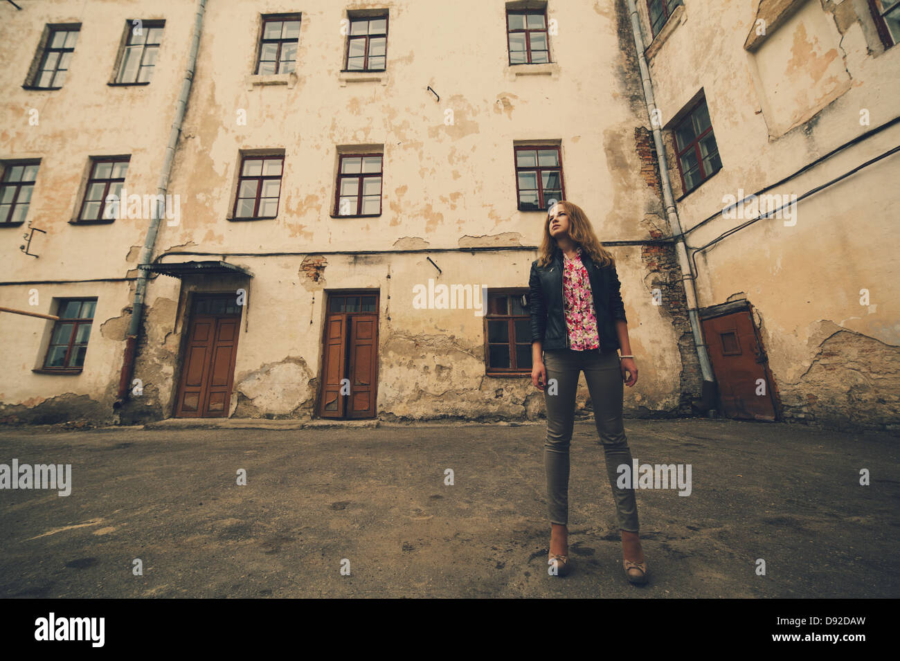 Jeune fille blonde geautiful street portrait Banque D'Images