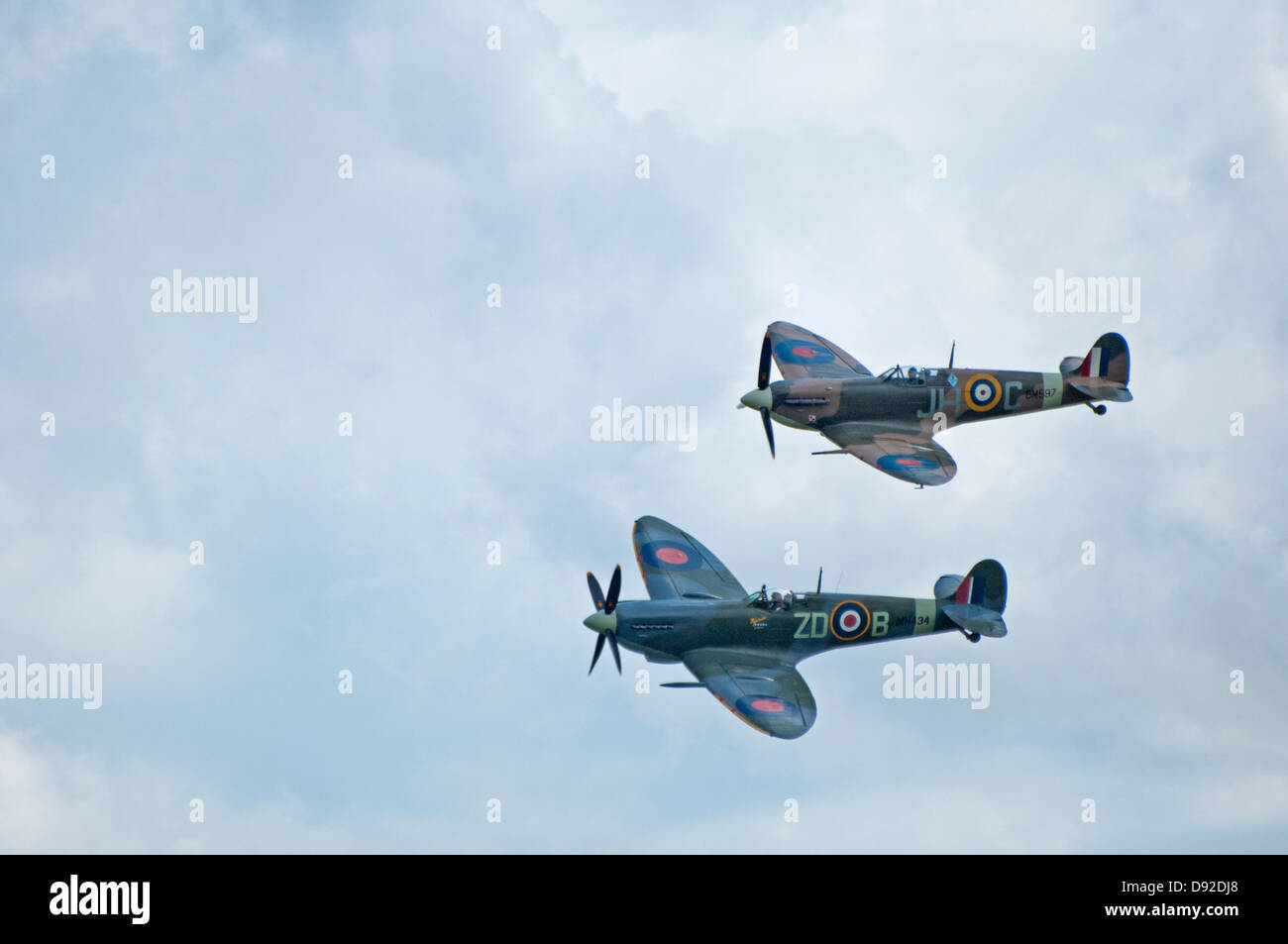 Deux Supermarine Spitfire Mk.5 aéronefs volant en formation. Banque D'Images