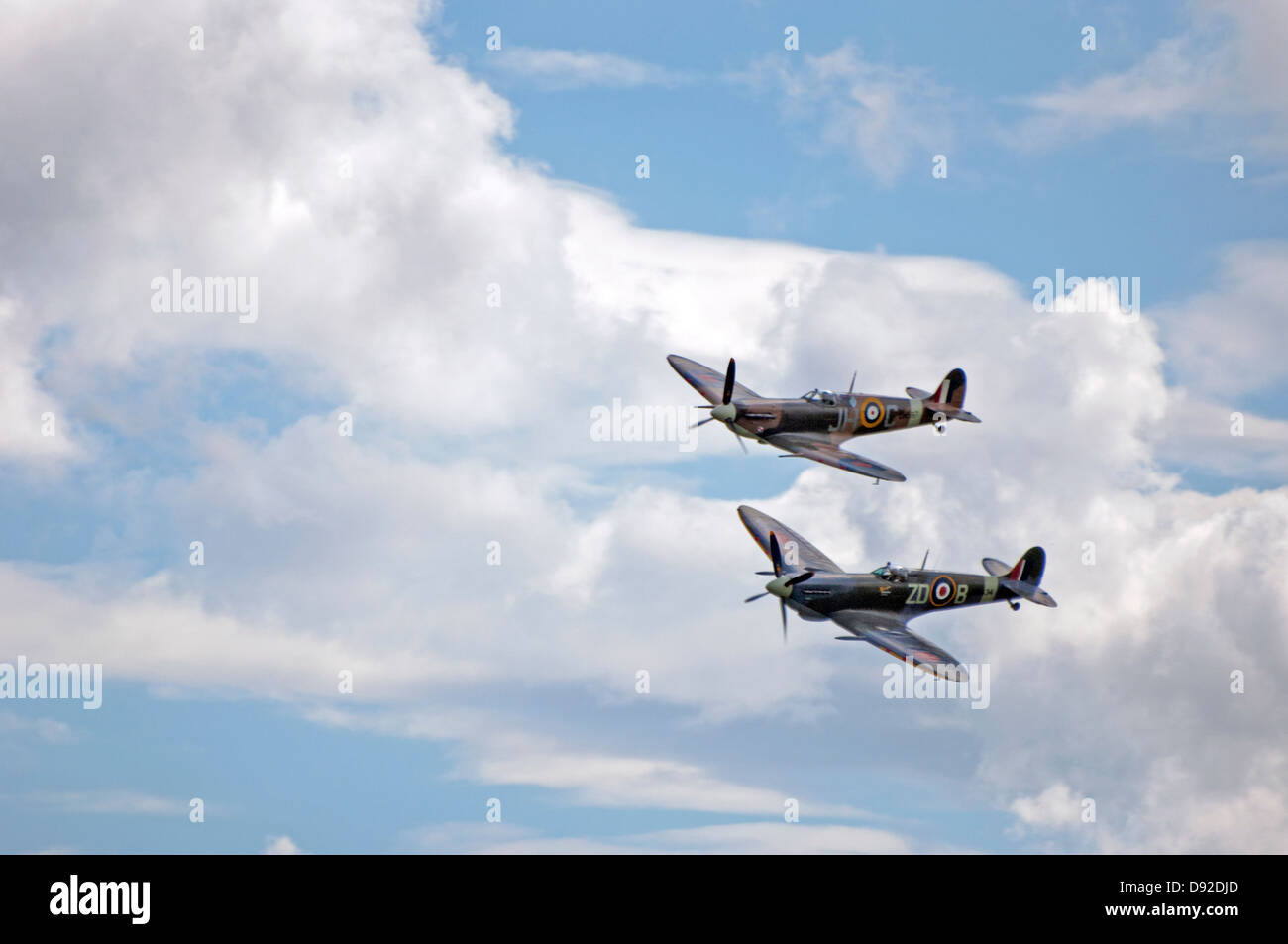 Deux Supermarine Spitfire Mk.5 aéronefs volant en formation. Banque D'Images