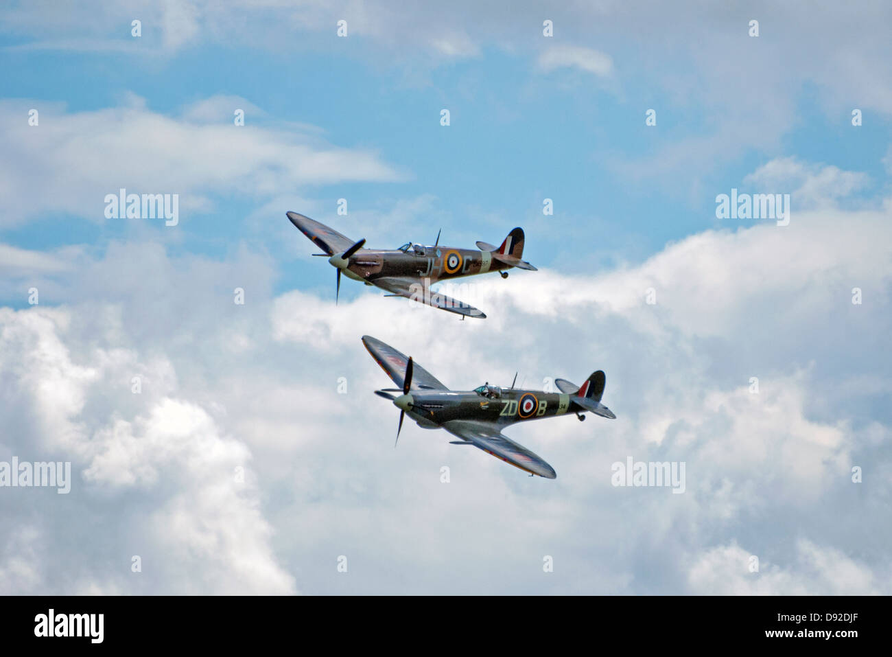 Deux Supermarine Spitfire Mk.5 aéronefs volant en formation. Banque D'Images