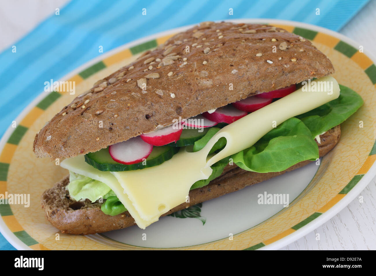 Rouleau brun avec du fromage, Laitue, Concombres et radis Banque D'Images