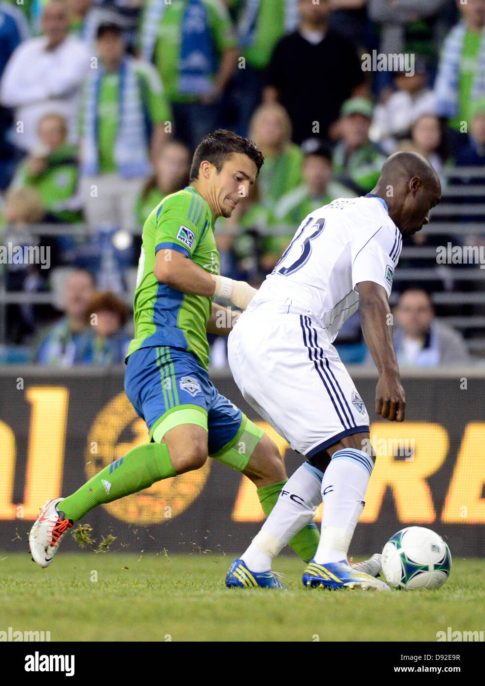 8 juin 2013. Le milieu de terrain .Vancouver FC/Nigel Reo-Coker defender # 13 est marqué par le milieu de Seattle Sounders FC Servando Carrasco # 23 au champ CenturyLink à Seattle, WA.. .Seattle Sounders FC bat Vancouver FC 3 - 2.George Holland / Cal Sport Media Banque D'Images