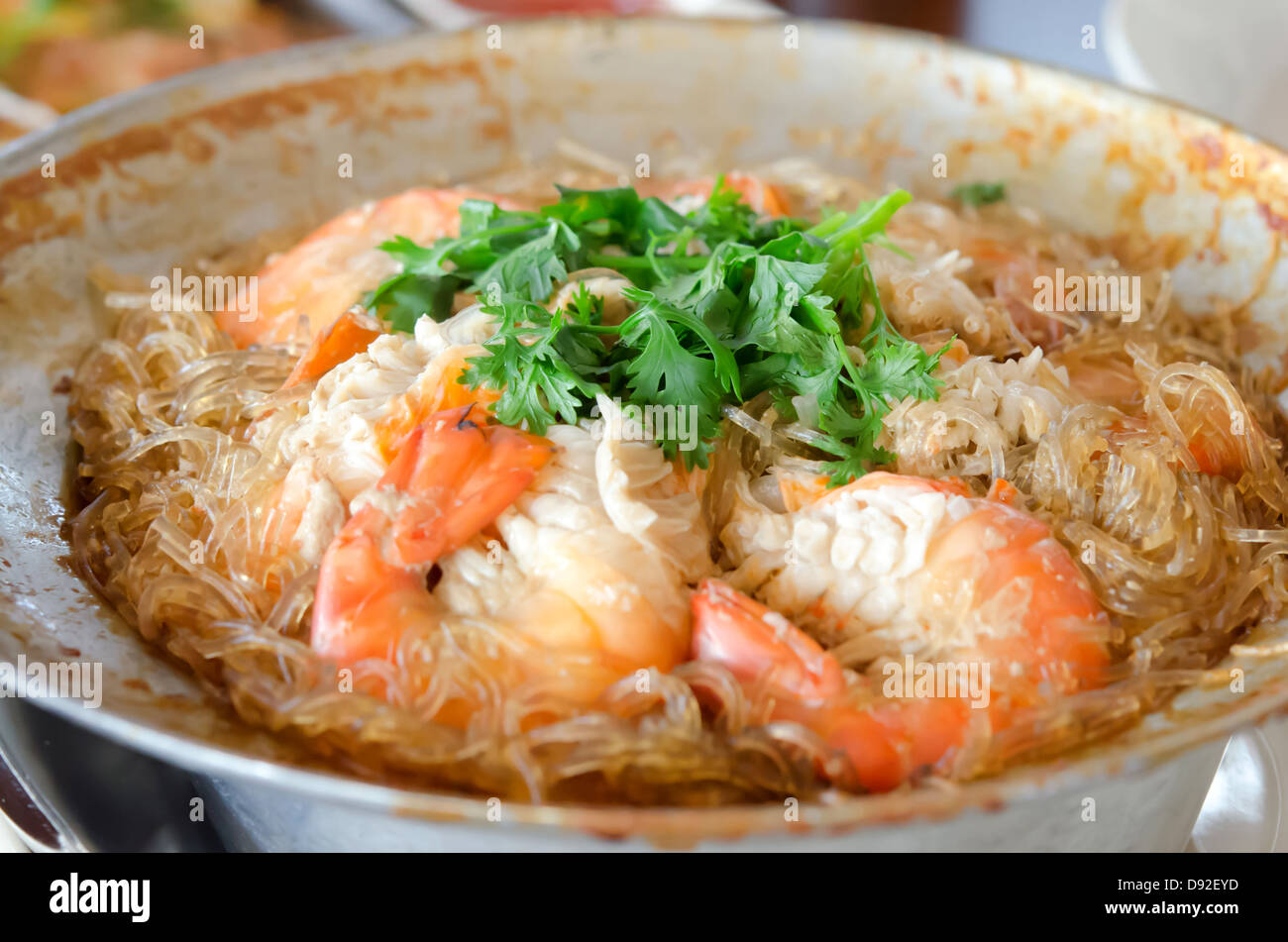 Close up les vermicelles cuits cuisine asiatique , crevettes Banque D'Images