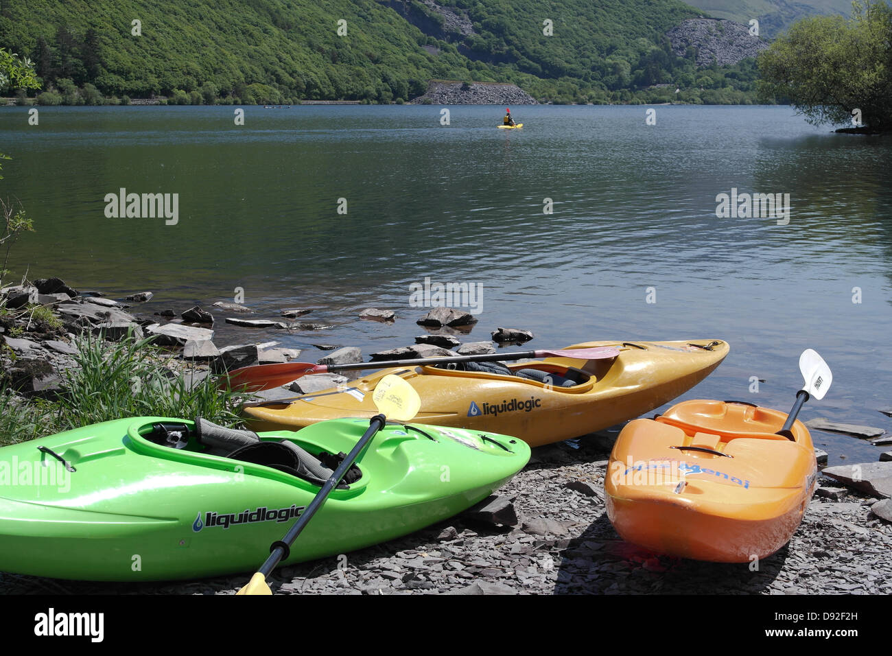 Liquidlogic Kayaks matrice utilisée sur un exercice d'entraînement de la Plas Menai Watersports Centre national sur les rives de Llyn Padarn à Llanberis, Snowdonia. Banque D'Images