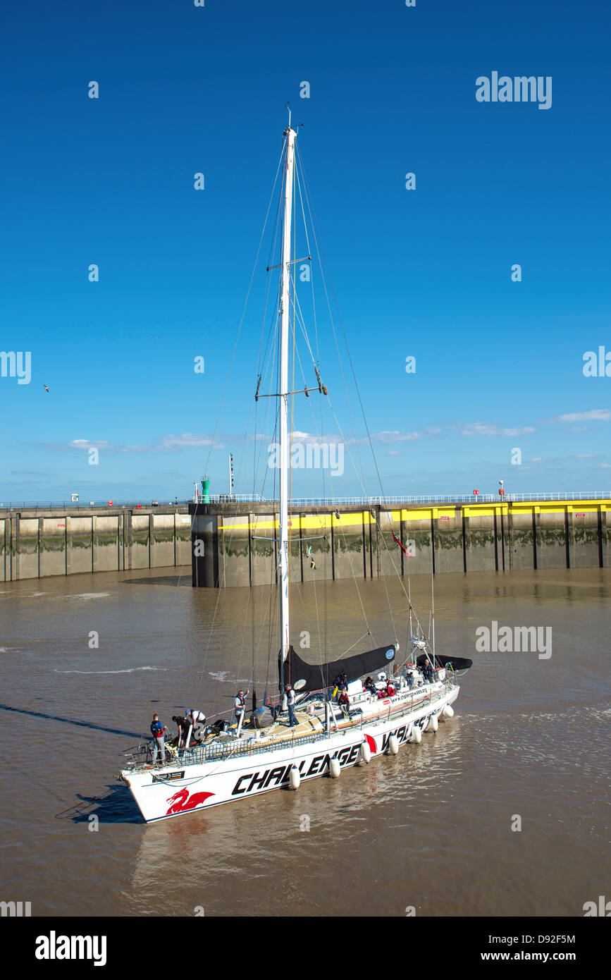 Défi au Pays de Galles, un yacht à voile, en entrant dans la baie de Cardiff via le barrage Banque D'Images