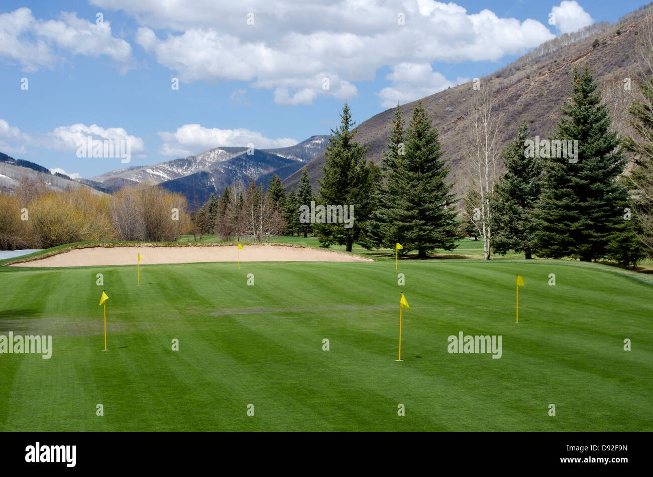 Le vert sur le Golf de vail de Vail, Colorado est vide sur un beau matin de printemps. Banque D'Images