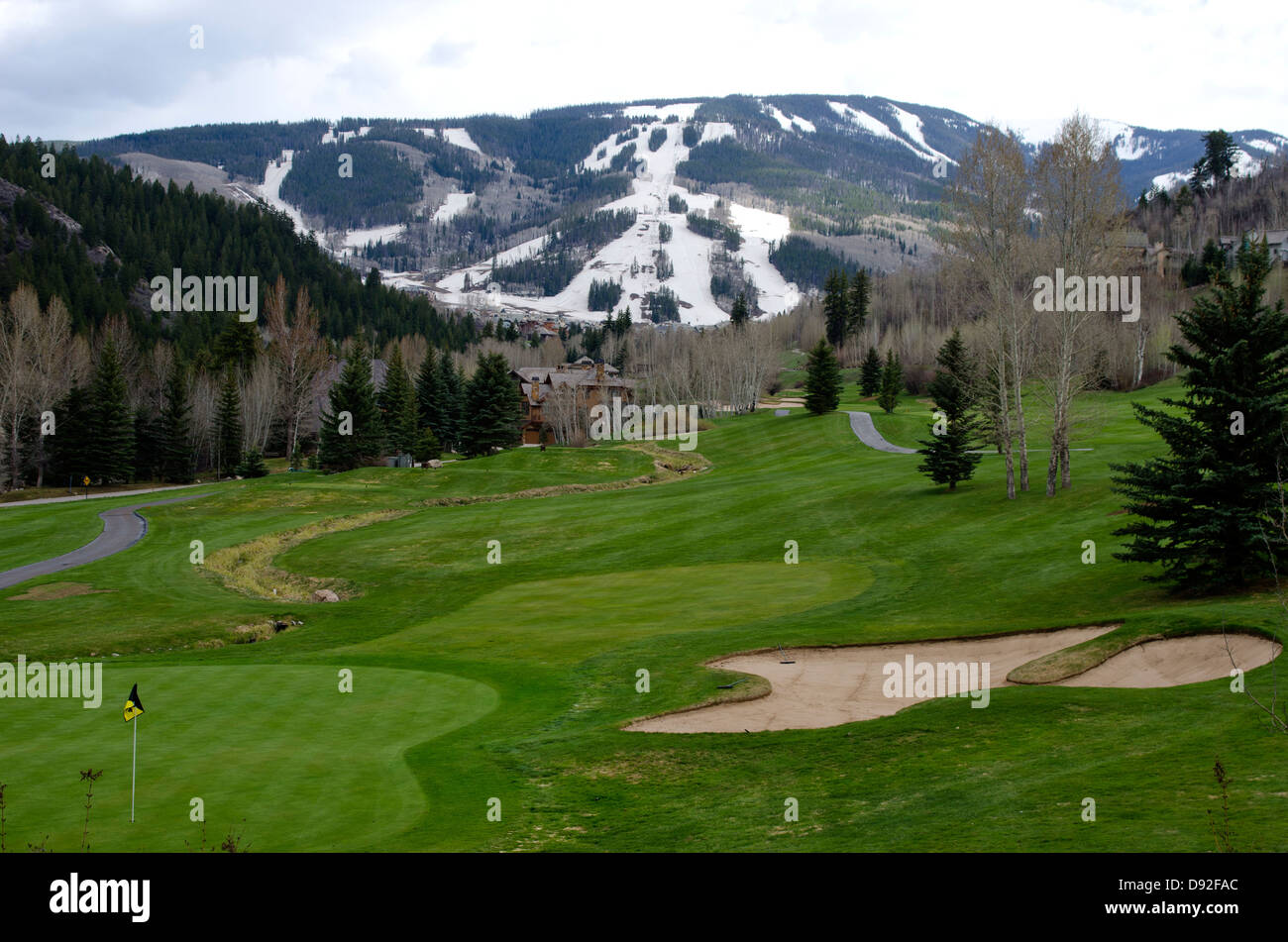 La combinaison de deux saisons distinctes de sports, un touriste peut jouer au golf sur le Beaver Creek Golf Course le même jour ils ski. Banque D'Images