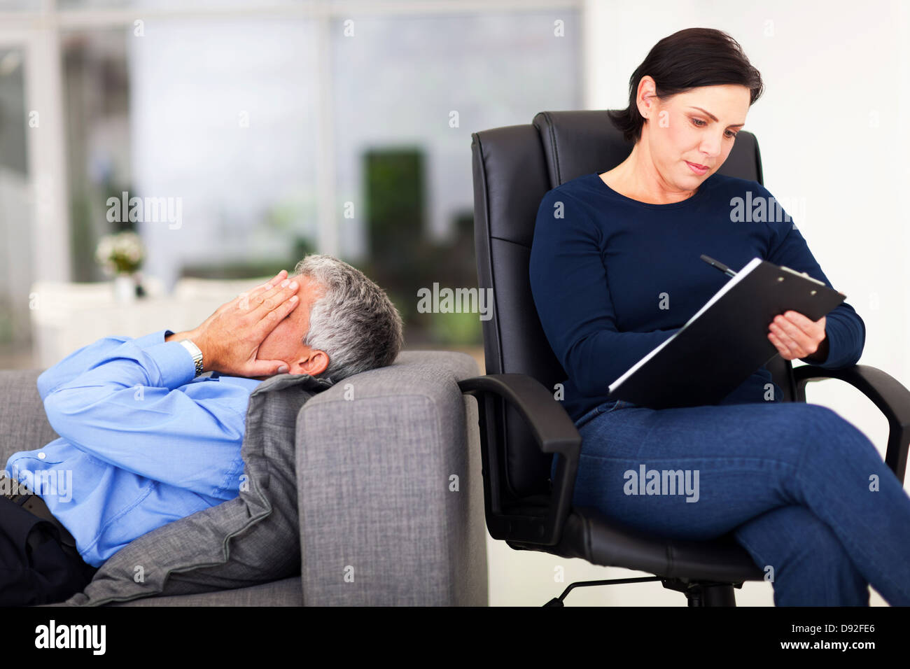 Homme d'âge moyen de pleurer pendant les sessions avec le thérapeute in office Banque D'Images