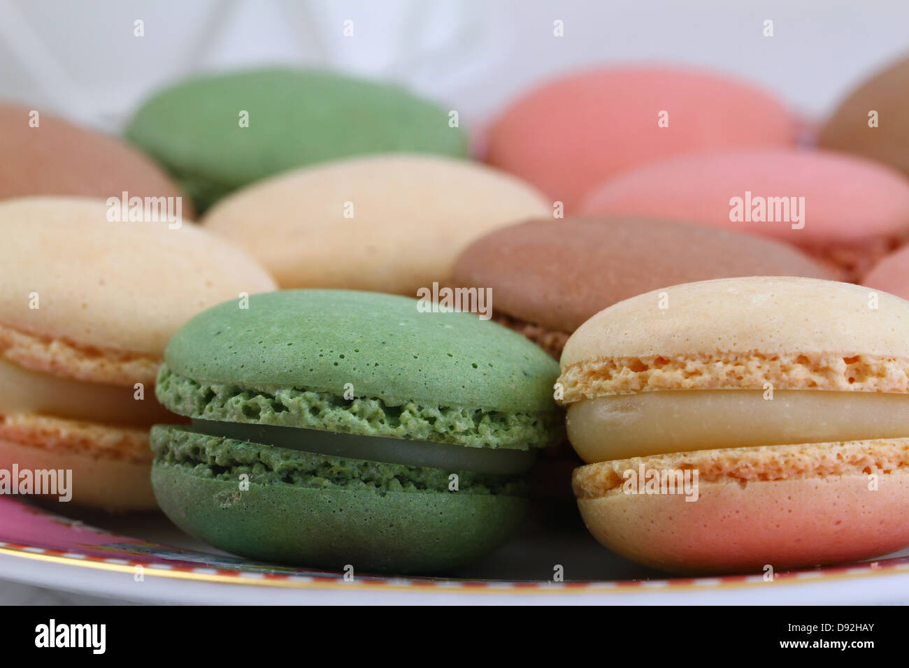 Vanille, chocolat, pistache et framboise macarons, Close up Banque D'Images