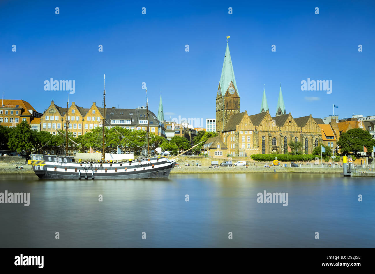 Vue sur la vieille ville de Brême de l'autre côté de la rivière, Allemagne Banque D'Images