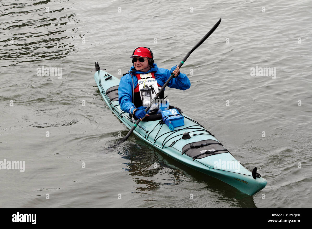 NEW YORK CITY, USA. 8 juin, 2013. Le magnat de l'industrie minière australienne Andrew 'twiggy' Forrest dans son kayak avant l'île de Manhattan 2013 Marathon de natation, où il a pagayé en tant que nageur escorte pour le West Australian 'Swimming Sandgropers" équipe. Crédit : Trevor Collens/Alamy Live News Banque D'Images