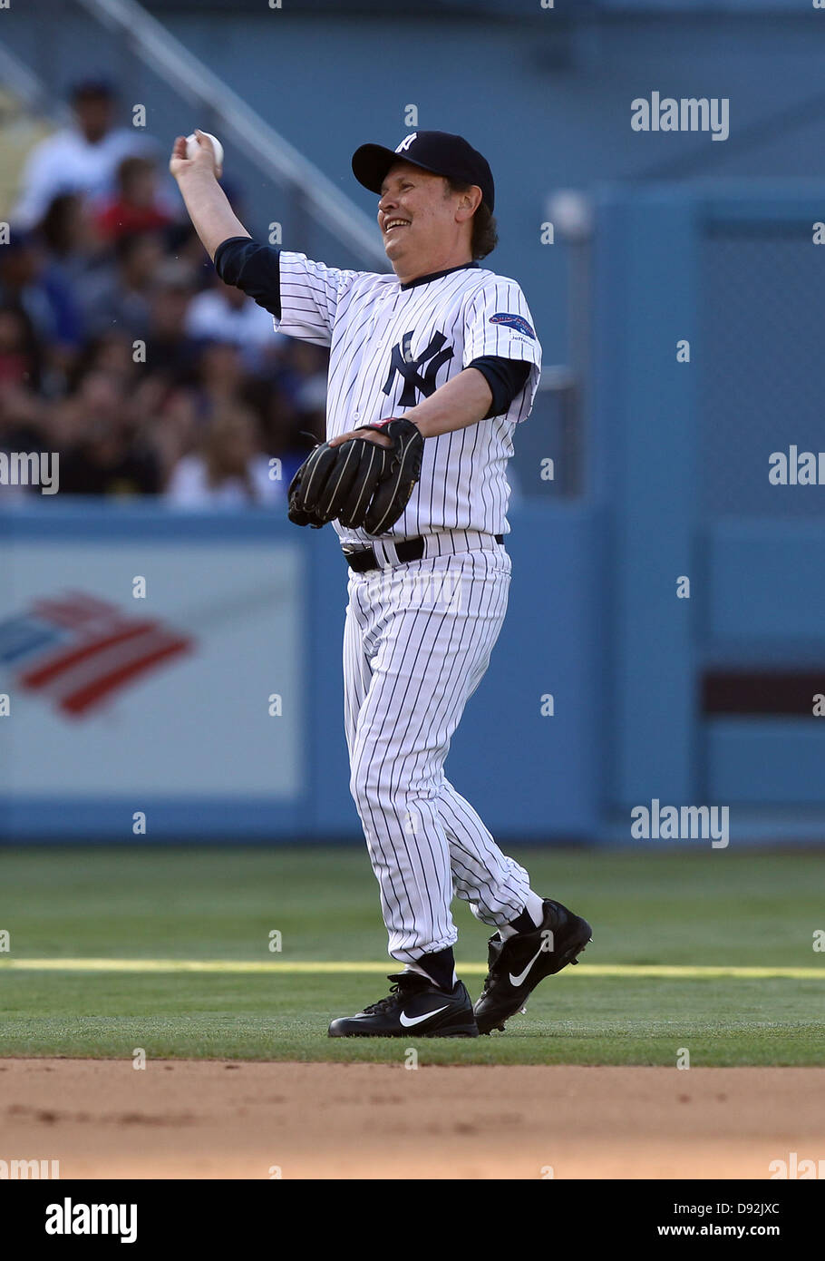 LOS ANGELES, CA - 08 juin : comédien Billy Crystal joue pour les Yankees de New York contre les Dodgers de Los Angeles dans un vieux de la Vieille Banque D'Images