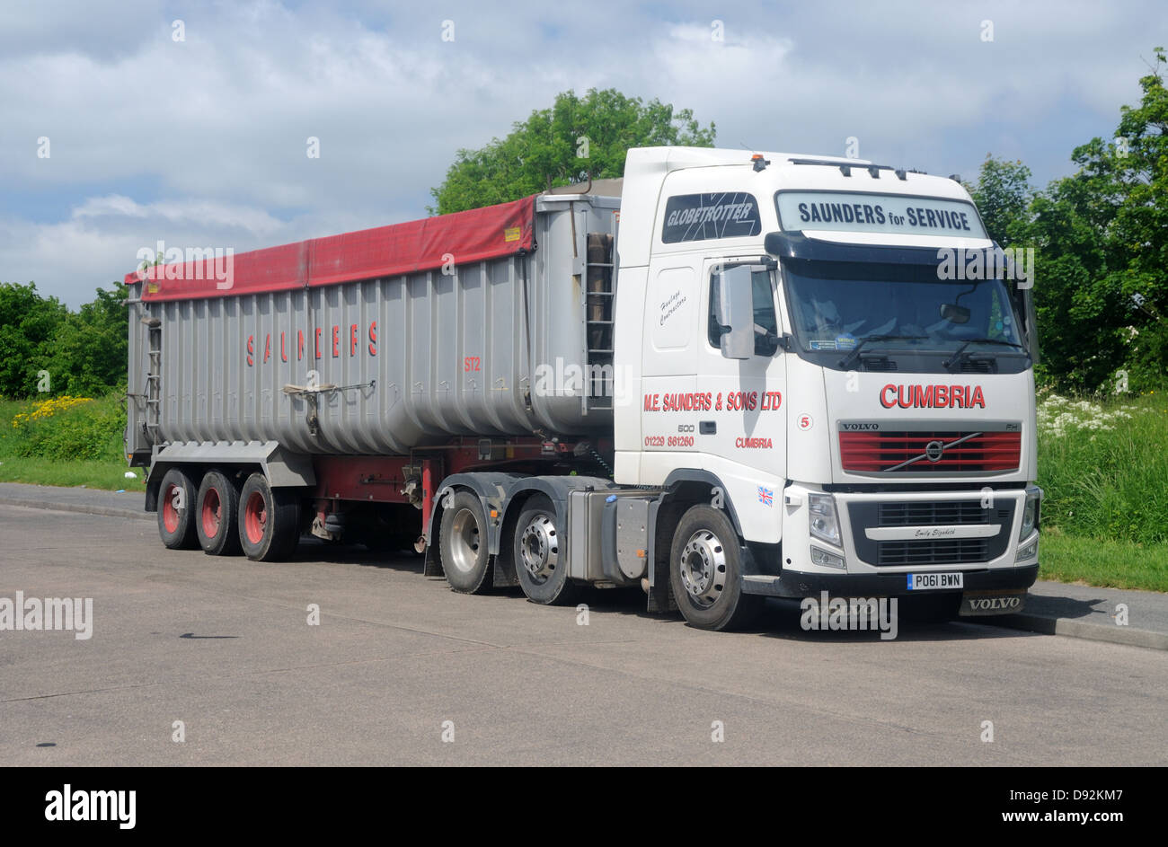 Une Volvo FH 500 unité de tracteur et remorque dans la livrée de M. E. Saunders & Sons Ltd., à Leicester, Leicestershire, Angleterre Banque D'Images