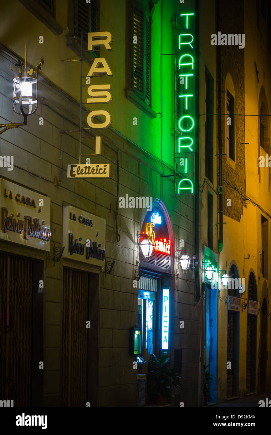 Enseignes au néon publicité établissements dans la soirée dans la ville italienne de Florence (Firenze) Banque D'Images