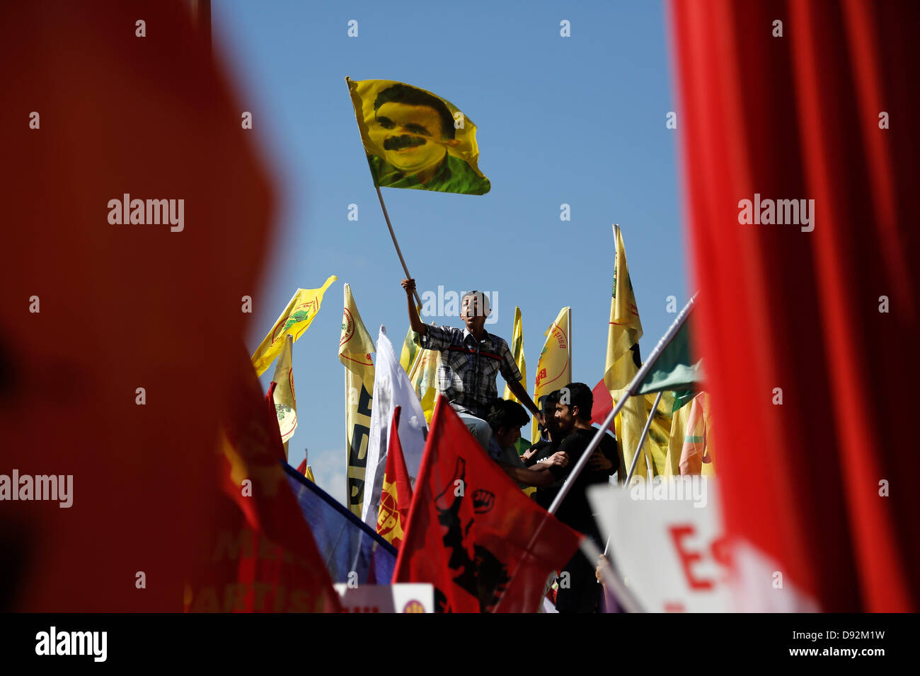 Istanbul, Turquie. 9 juin 2013. Un manifestant kurde qui agitait un drapeau qui dépeignent Abdullah Otsalan au cours d'une manifestation sur la place Taksim à Istanbul, dimanche, 9 juin 2013. Credit : Konstantinos Tsakalidis/Alamy Live News Banque D'Images