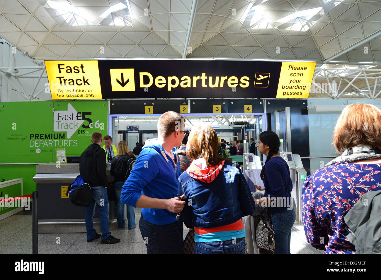 Départ de la porte de sécurité à l'aéroport de Stansted, Colchester, Essex, Angleterre, Royaume-Uni Banque D'Images