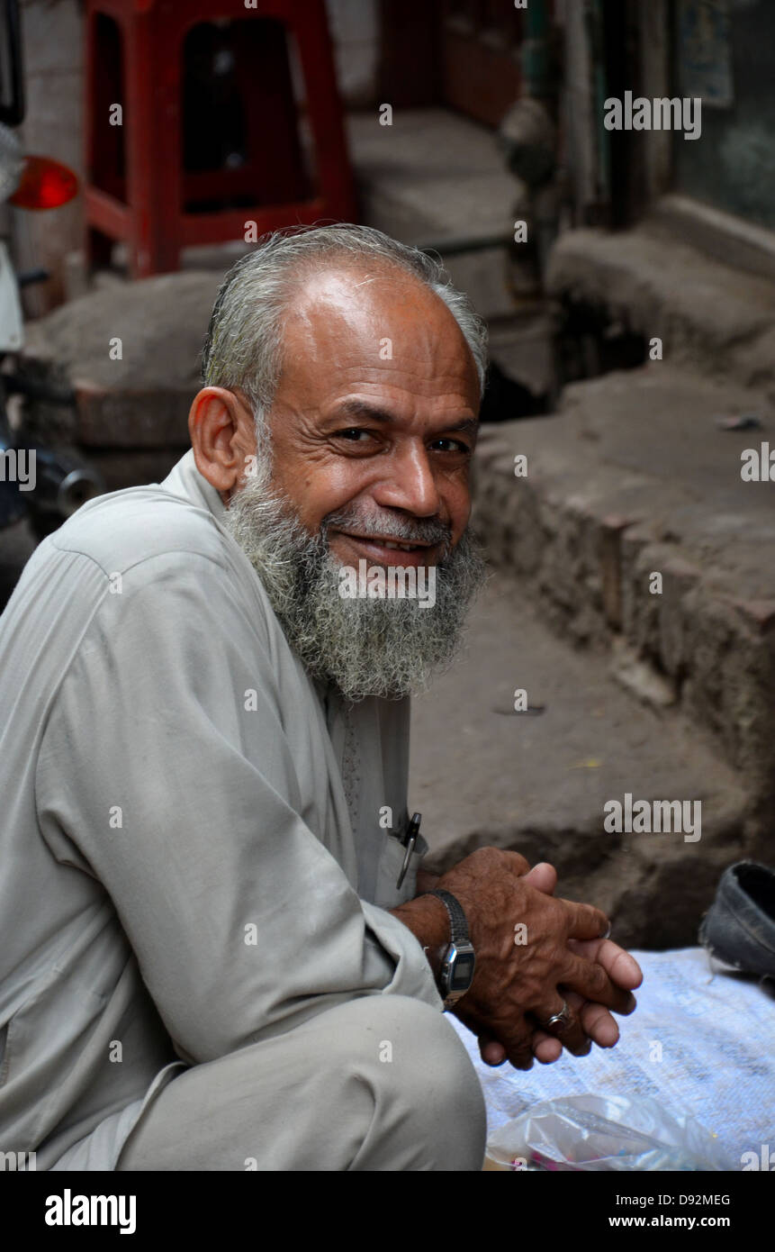 Homme sourit pour l'appareil photo : Lahore, Pakistan Banque D'Images