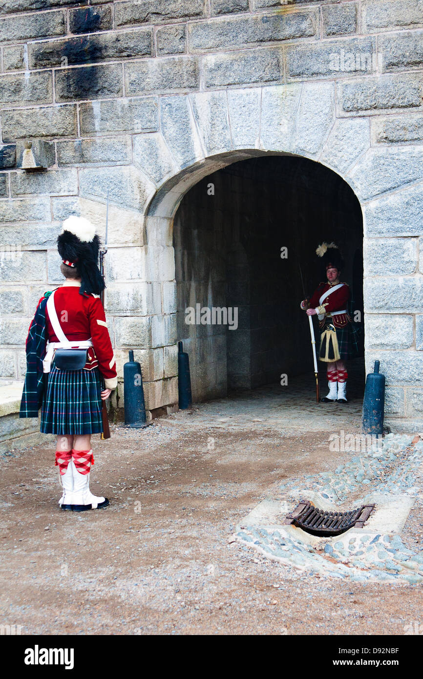 Deux gardes Highlander costumés se faire face à l'entrée du site historique de Fort George (La Citadelle), à Halifax (Nouvelle-Écosse) Banque D'Images