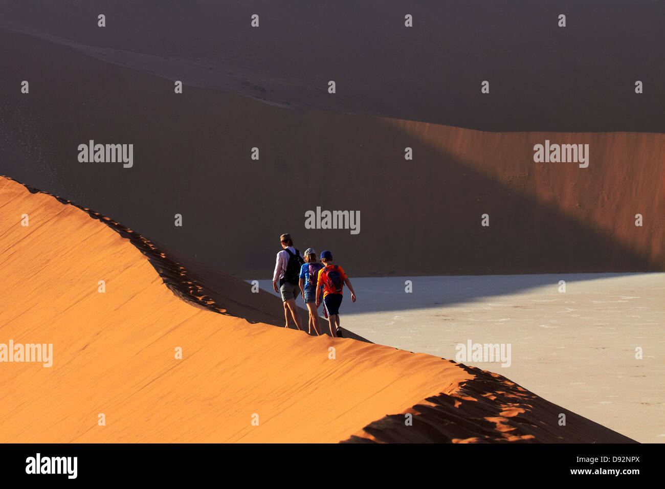 Escalade de la famille à côté des dunes de sable, près de Deadvlei Sossusvlei, Namib-Naukluft National Park, Namibie, Afrique Banque D'Images
