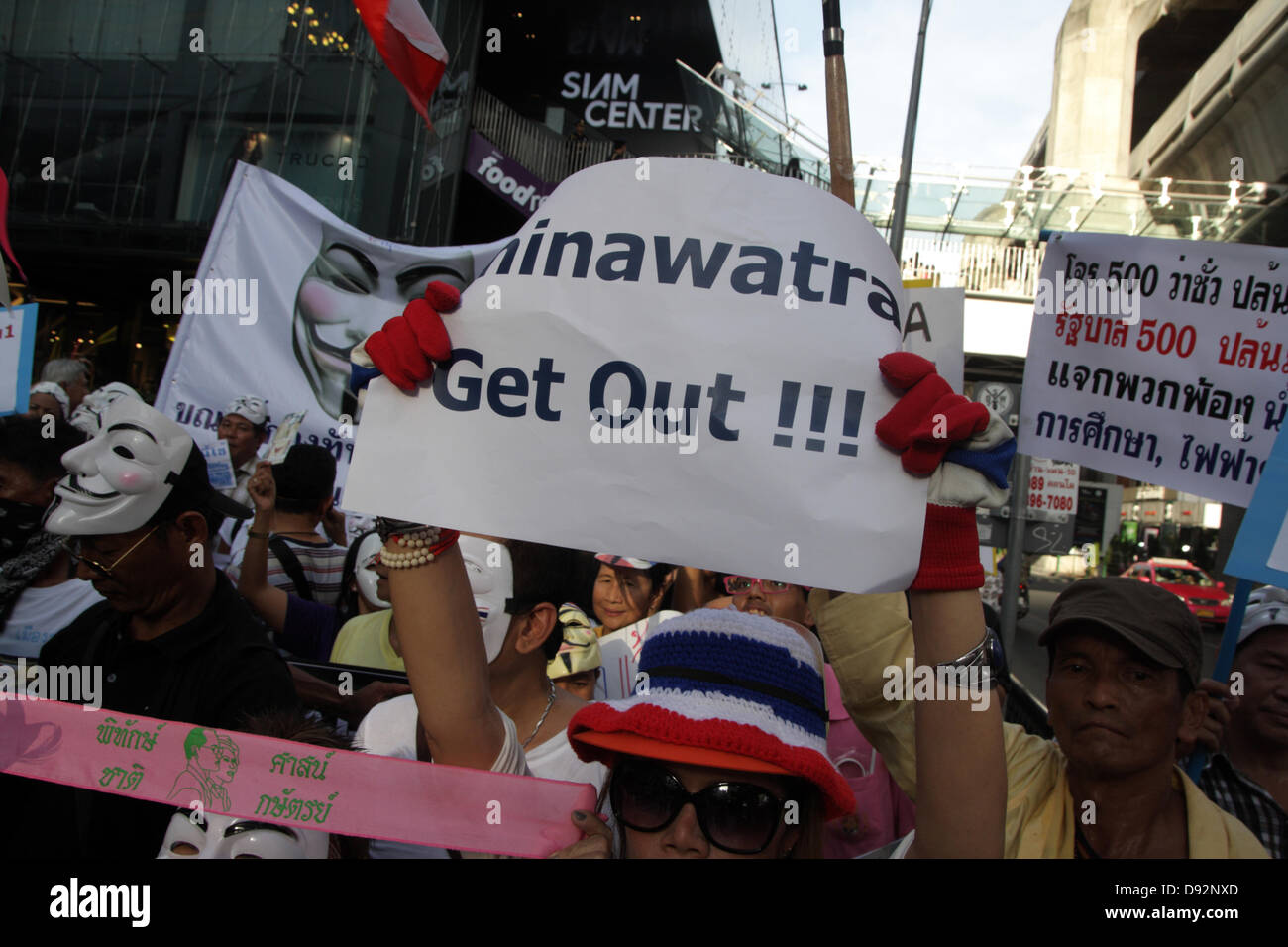 Bangkok , Thaïlande. 9 juin 2013. Manifestant montrant leurs slogans au cours de rally . Les manifestants portant des "Guy Fawkes' continuent à se rallier à Bangkok et d'autres parties de la Thaïlande contre le gouvernement de Yingluck Shinawatra, qui opposants dire est un 'régime' marionnettes fugitives contrôlée par l'ancien premier ministre Thaksin Shinawatra. Crédit : John Vincent/Alamy Live News Banque D'Images