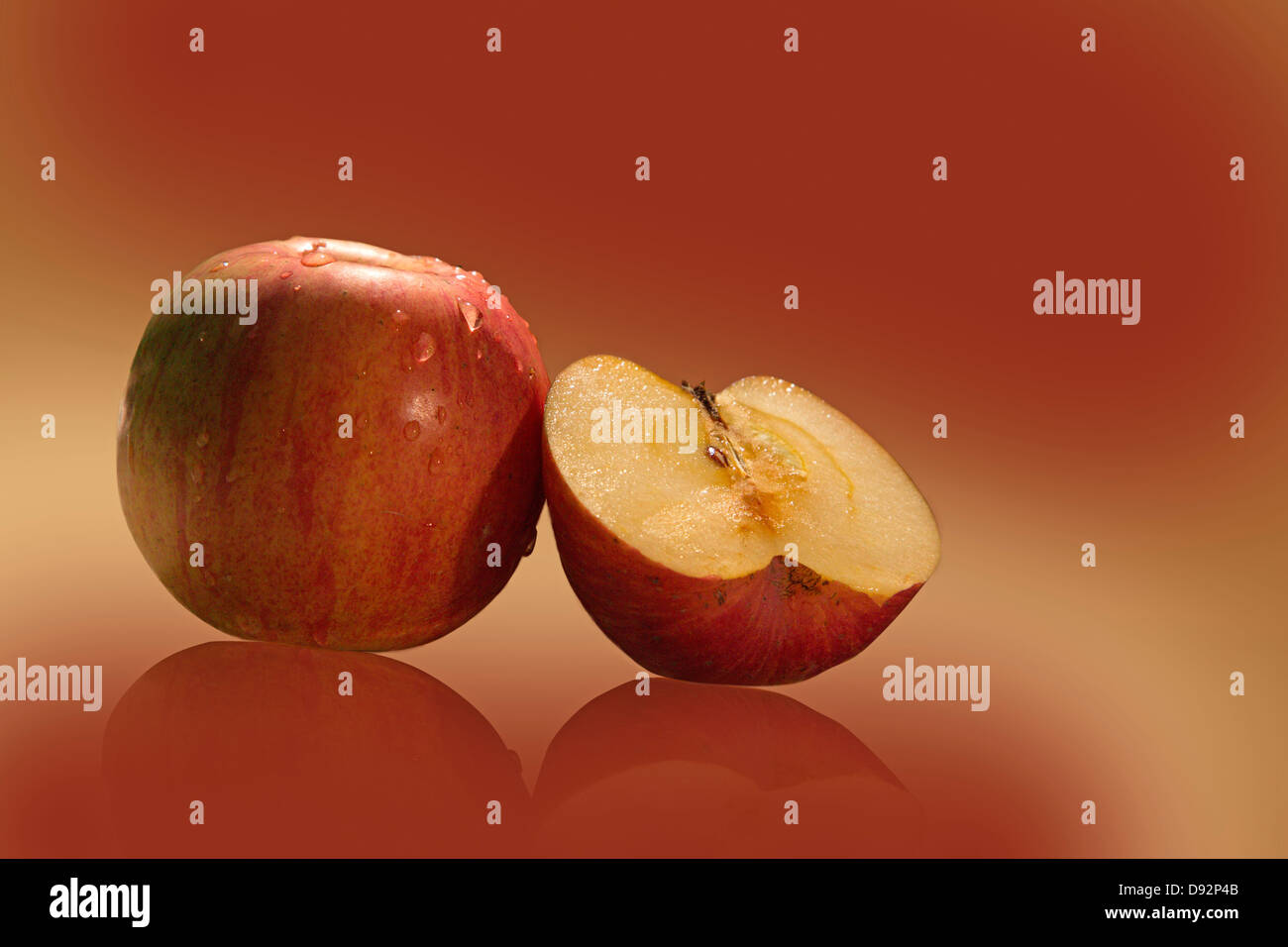 Pomme Rouge et la moitié d'Apple. Isolé sur un arrière-plan. Banque D'Images