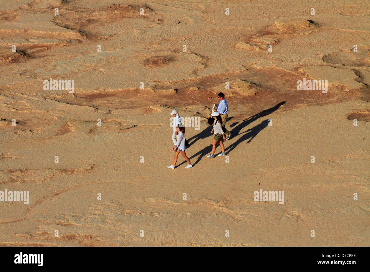 Les touristes sur Deadvlei, près de Sossusvlei, Namib-Naukluft National Park, Namibie, Afrique Banque D'Images