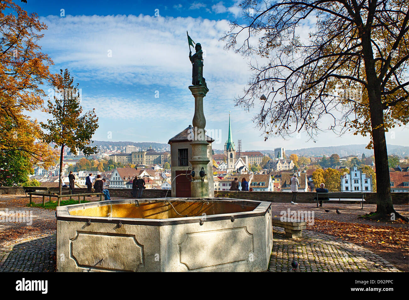 Fontaine historique dans le Lindenhof Hill Park, Zurich, Suisse Banque D'Images